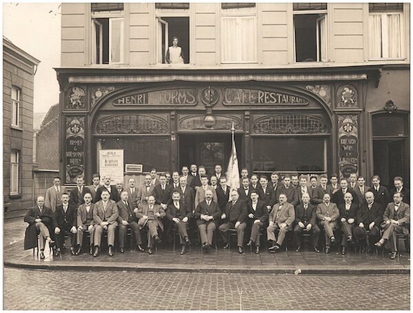 Oude foto van een groep mensen bij een restaurant