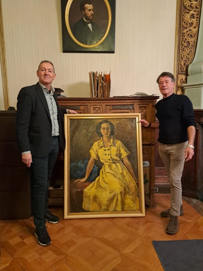 Foto van 2 mannen met een schilderij