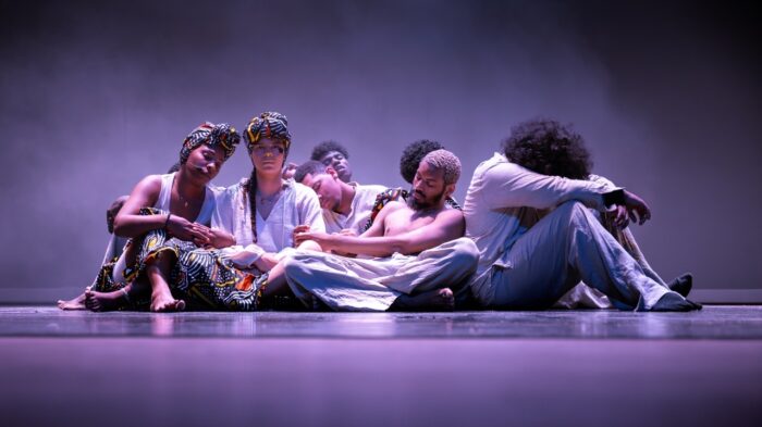 Foto van een voorstelling over het slavernijverleden