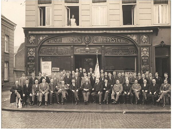 Oude foto van een groep mensen bij een restaurant