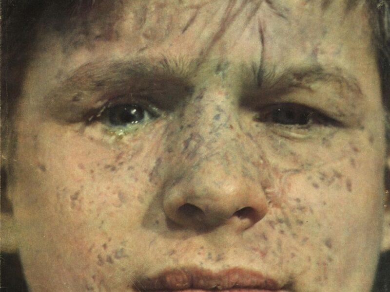 Gezicht van een jongen in de oorlog