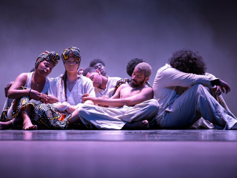 Foto van een voorstelling over het slavernijverleden