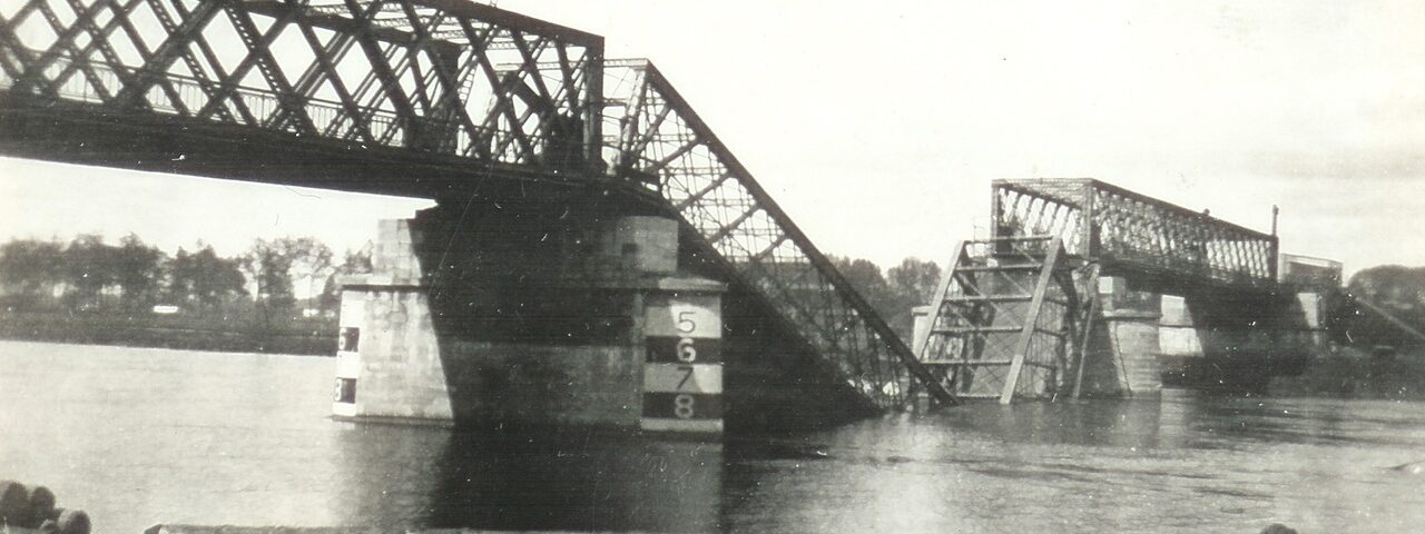 De opgeblazen Maasbrug in de tweede wereldoorlog