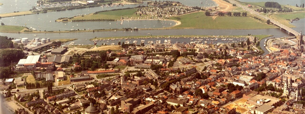 Een oude luchtfoto van Roermond