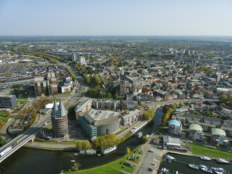 Binnenstad van Roermond gezien vanaf de Roer, links het  Designer Outlet Roermond en de N280, centraal in beed de Sint-Christoffelkathedraal.
 © 16 okt 2017 Marco van Middelkoop/Aerophoto-Schiphol 