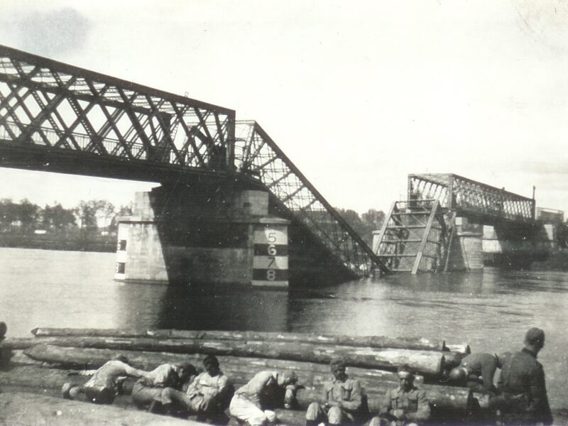 De opgeblazen Maasbrug in de tweede wereldoorlog