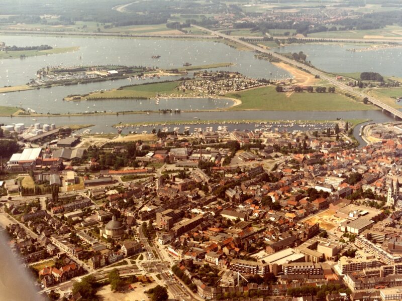 Een oude luchtfoto van Roermond